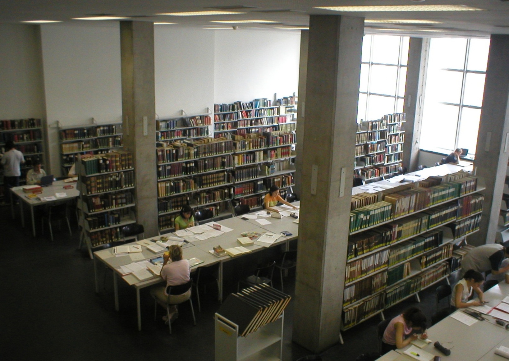 Universitätsbibliothek Frankfurt, Lesesaal. Architekt: Ferdinand Kramer. Foto: Christos Vittoratos, CC BY 2.5, Wikimedia Commons.